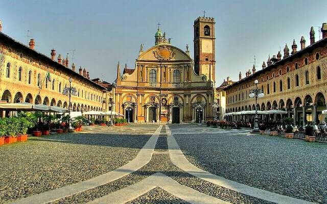 Browse villas and holiday homes in Lombardy