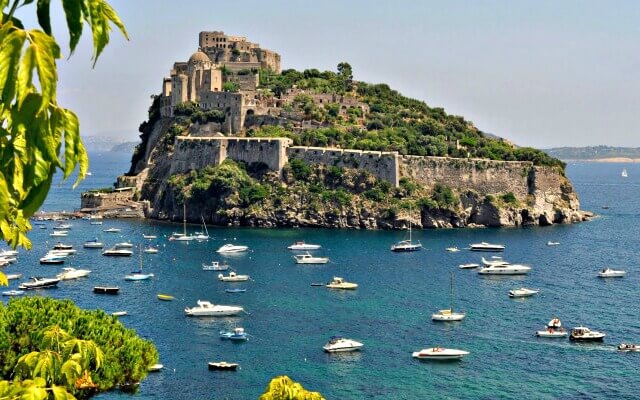 Browse villas and holiday homes in Capri and Ischia