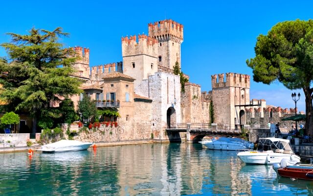 Browse villas and holiday homes in Lake Garda